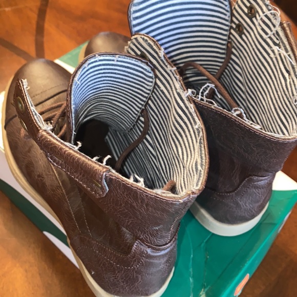 Brown boots - Picture 2 of 3